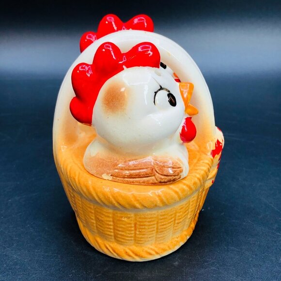 Vintage 70s Kitsch Chicken in Basket Salt Pepper Shaker Set Anthropomorphic - Picture 4 of 14